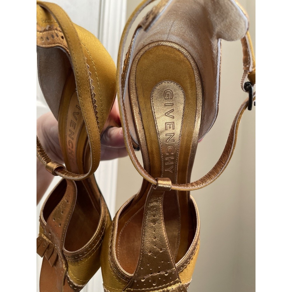 $870 Givenchy gold metallic leather t-strap high-heeled sandals MADE IN ITALY 37 - Picture 9 of 10